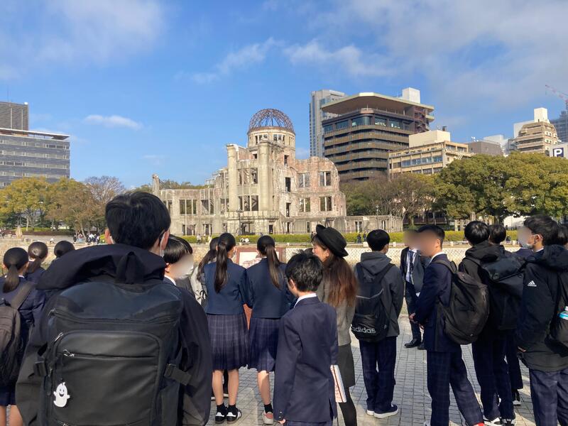 原爆ドームの前にて