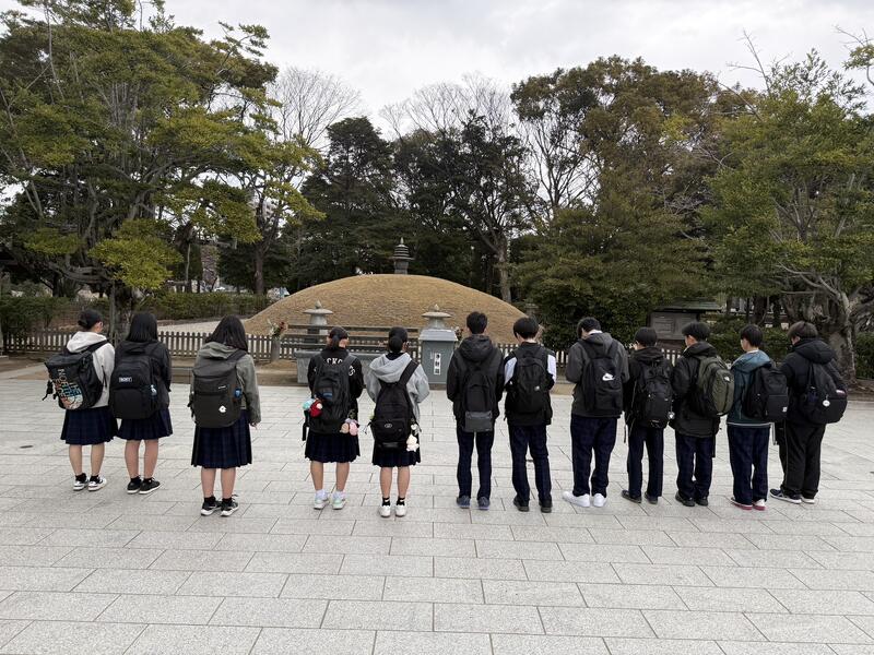 原爆供養塔の前にて