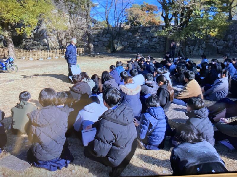 広島について説明を受けている生徒たち