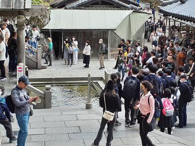 清水寺見学中の様子