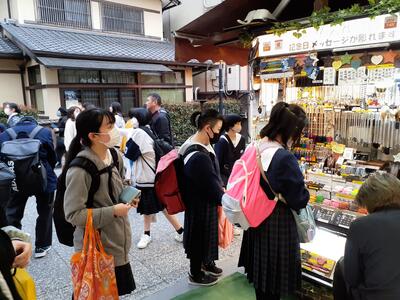 清水寺見学中の様子