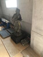 体育館地下倉庫にやってきた「金次郎さん」
