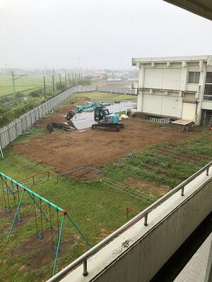 強風の中での作業です