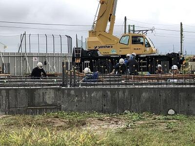 雨の中、大勢で作業しています