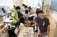 自由課題の作品で遊んでいる様子